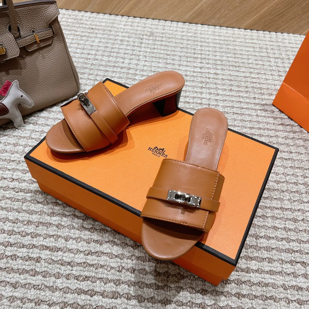 👟👟Ex-factory price 540👟👟 High version of the 2024 spring and summer new HERMES Hermès counter new style. The wedge-heeled Erjiu sandals and slippers, which have been extremely popular recently, are paired with various colorful socks. They are very trendy. Upper: cowhide. Outsole: technological imitation wood sole. Heel height: about 7cm. Size: Female 35-41 (40/41 non-refundable and non-exchangeable)